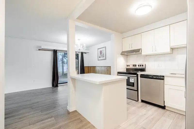 102 6105 KINGSWAY - photo 2 of 38