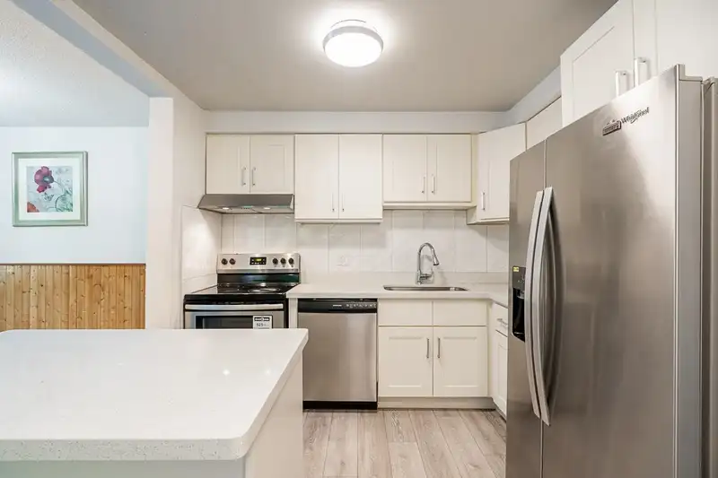 102 6105 KINGSWAY - photo 3 of 38
