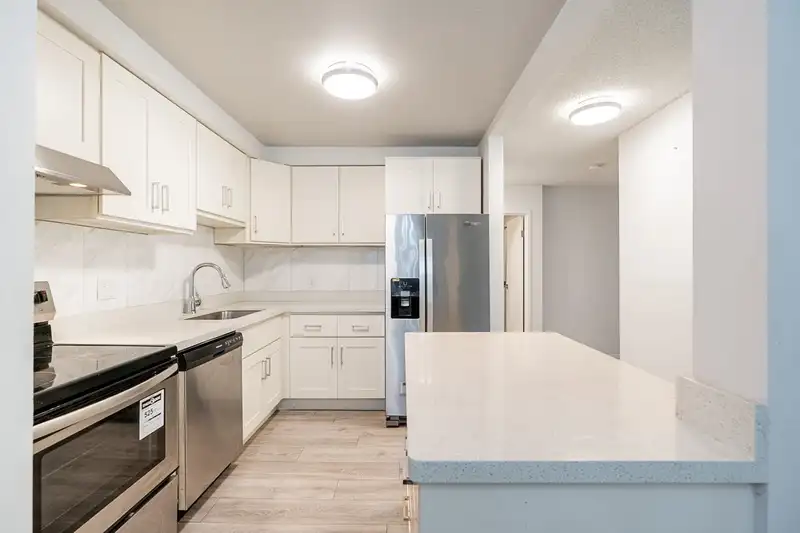 102 6105 KINGSWAY - photo 4 of 38