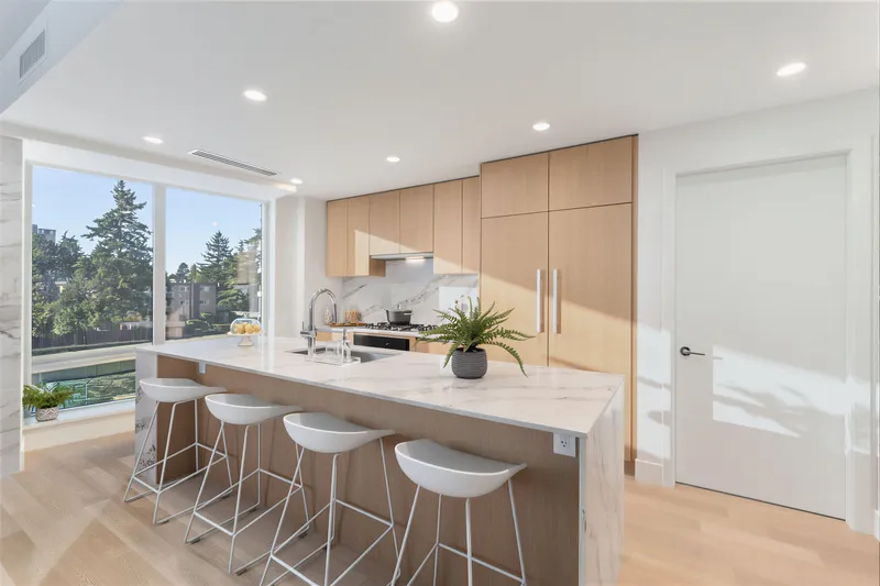 201 1475 FOSTER STREET - photo 2 of 11