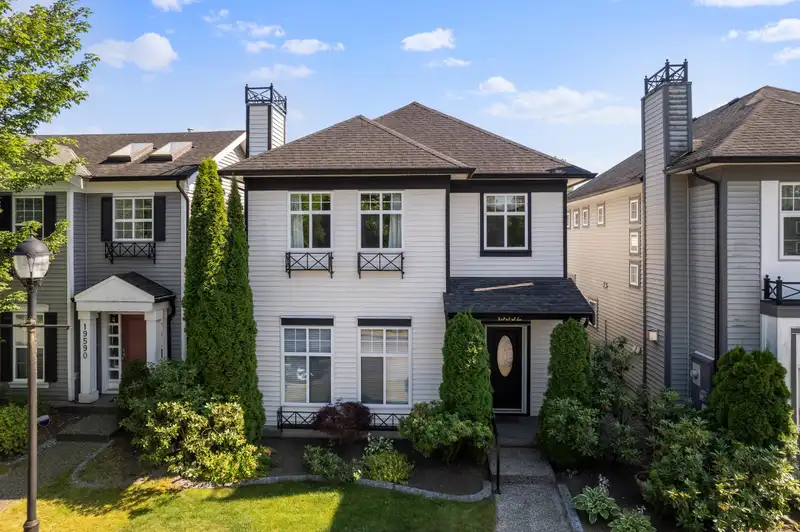 19592 SHINGLEBOLT CRESCENT - photo 1 of 38