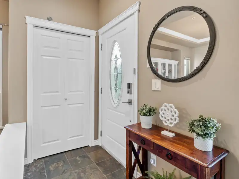 19592 SHINGLEBOLT CRESCENT - photo 3 of 38