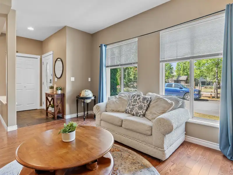 19592 SHINGLEBOLT CRESCENT - photo 4 of 38