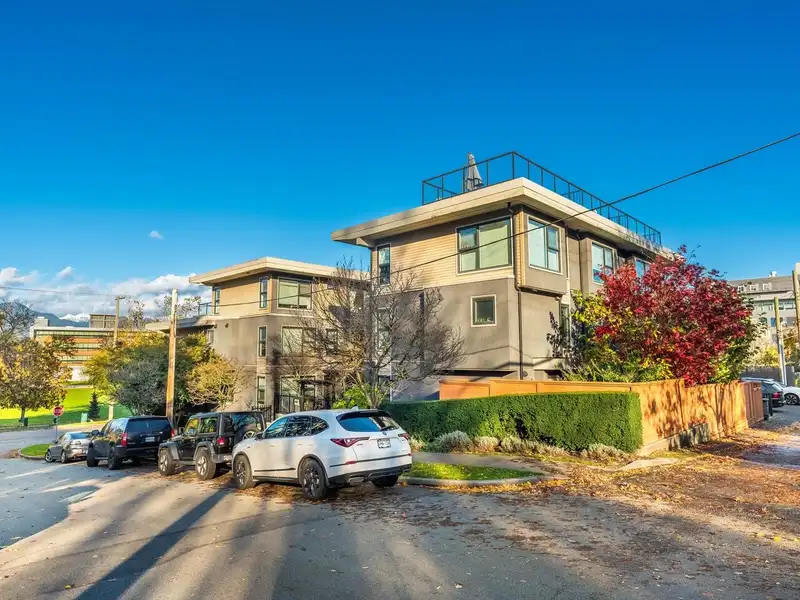 2326 WINDSOR STREET - photo 1 of 35