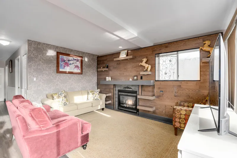 15173 ROYAL AVENUE - photo 3 of 25