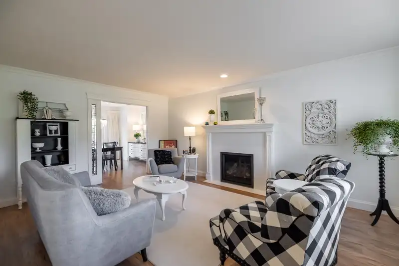 21471 THORNTON AVENUE - photo 4 of 38
