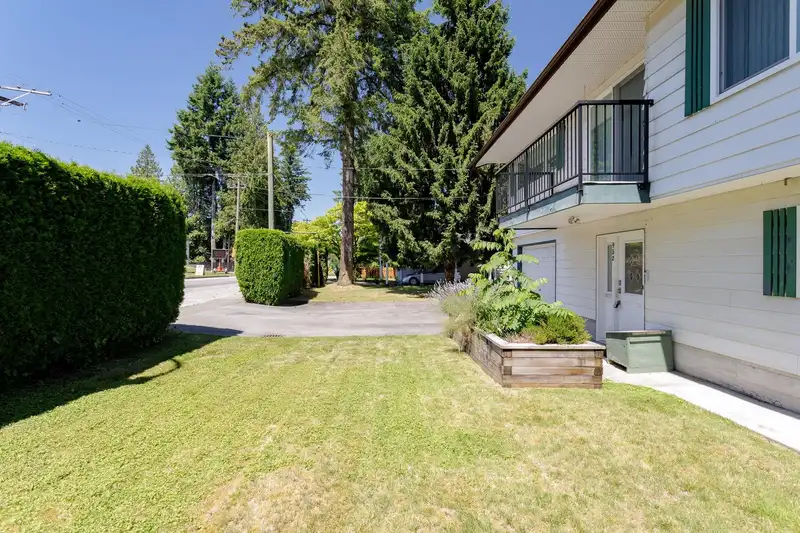 952 GLENAYRE DRIVE - photo 3 of 32