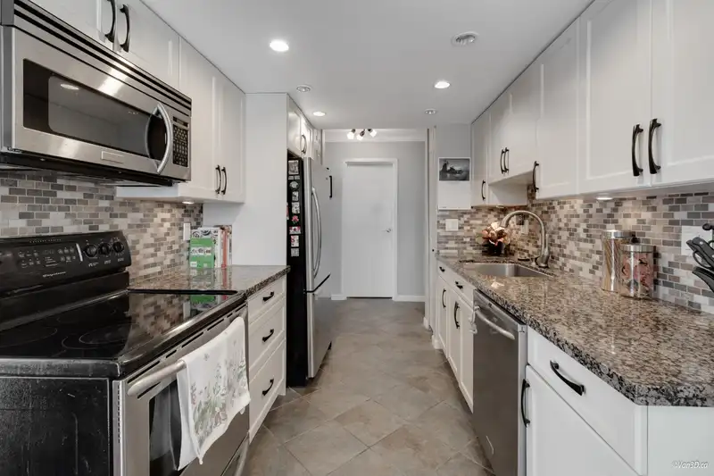 201 119 AGNES STREET - photo 4 of 21