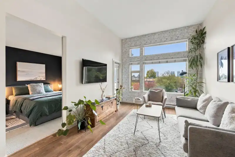 504 1677 LLOYD AVENUE - photo 1 of 31