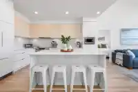 401 1892 STARLING DRIVE - thumbnail 4