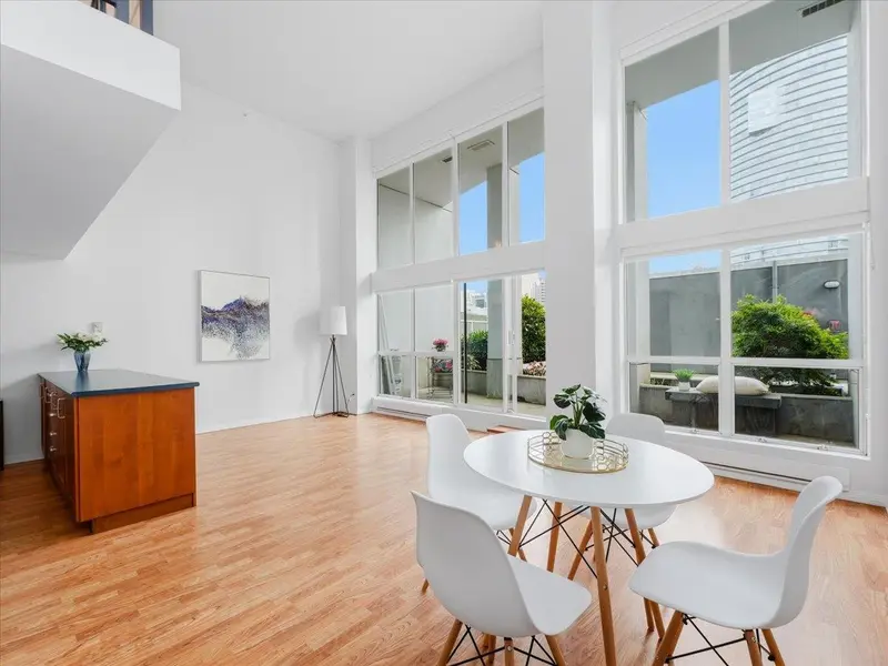 512 933 SEYMOUR STREET - photo 3 of 25