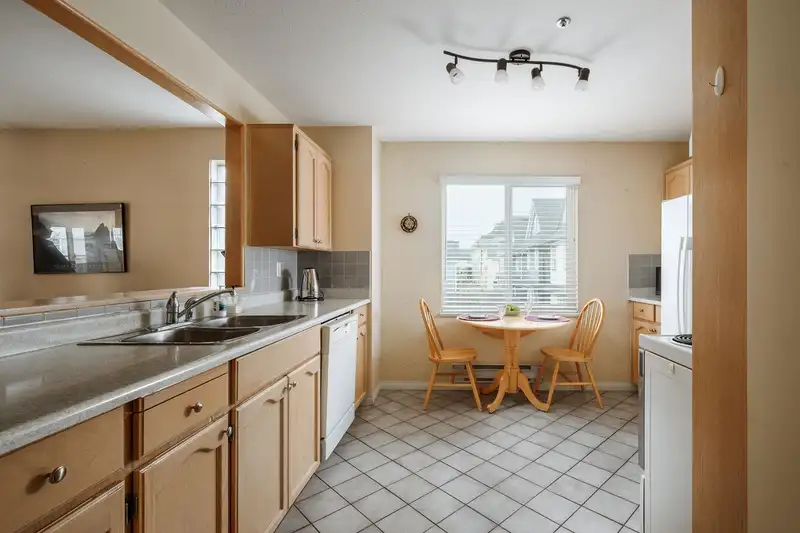 205 4988 47A AVENUE - photo 2 of 28