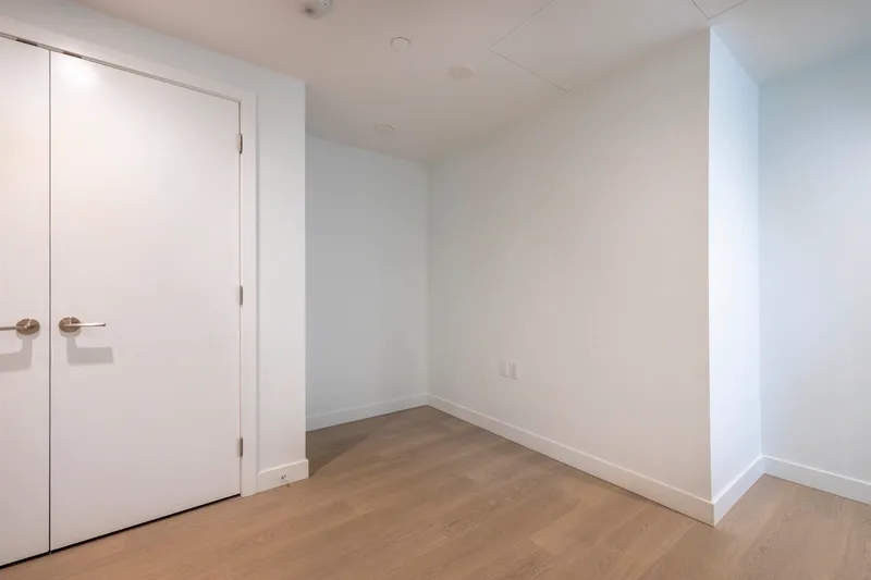 207 6537 TELFORD AVENUE - photo 3 of 25