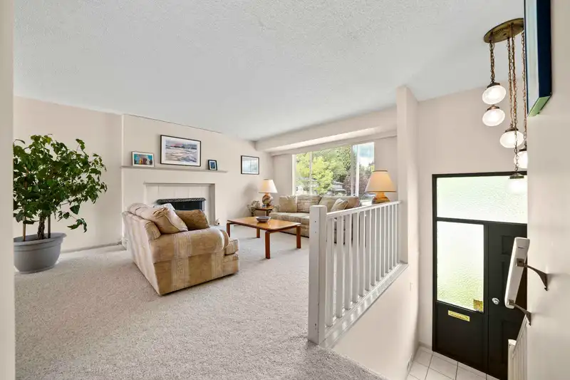 998 LINCOLN AVENUE - photo 4 of 38