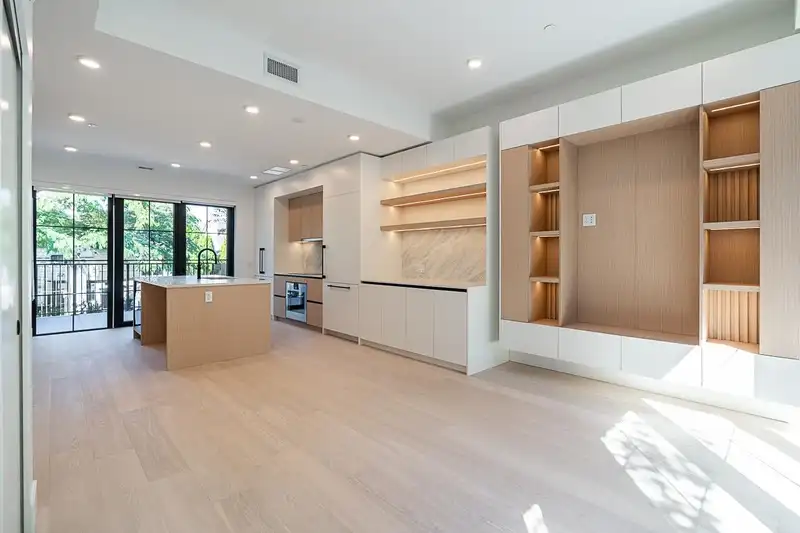 107 551 W 28TH AVENUE - photo 2 of 31