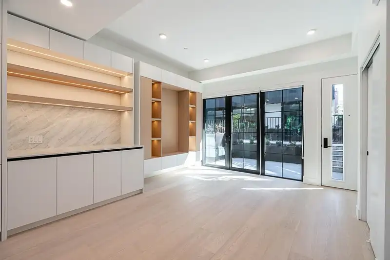 107 551 W 28TH AVENUE - photo 3 of 31