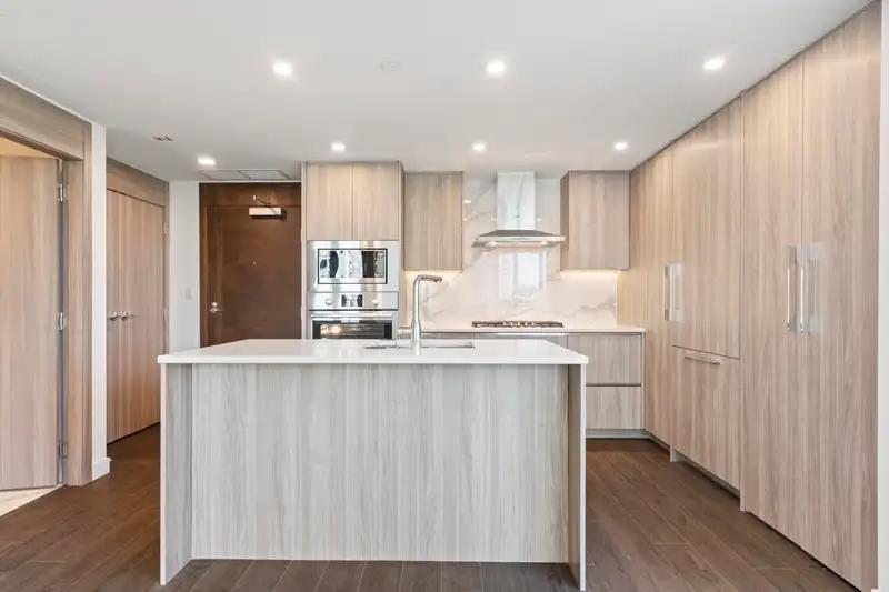 408 13768 100 AVENUE - photo 1 of 33