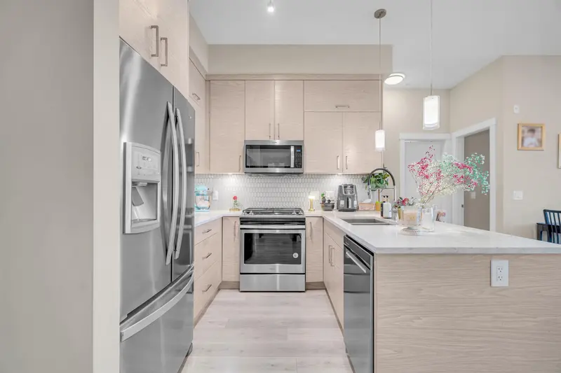 219 2120 GLADWIN ROAD - photo 2 of 25