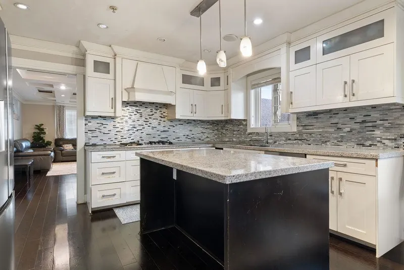 8363 VICTORIA DRIVE - photo 4 of 18