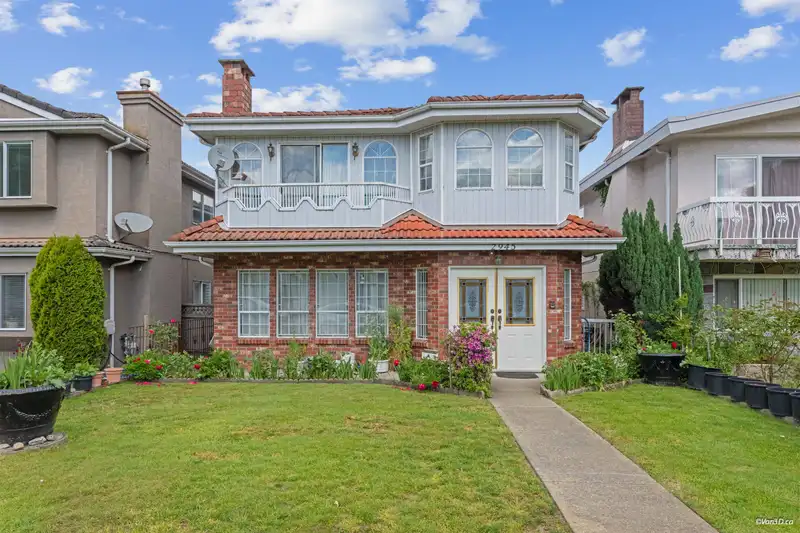 2945 E GRAVELEY STREET - photo 1 of 27