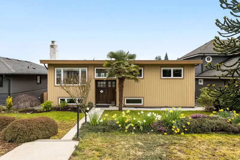 831 WHITCHURCH STREET - photo 1 of 40