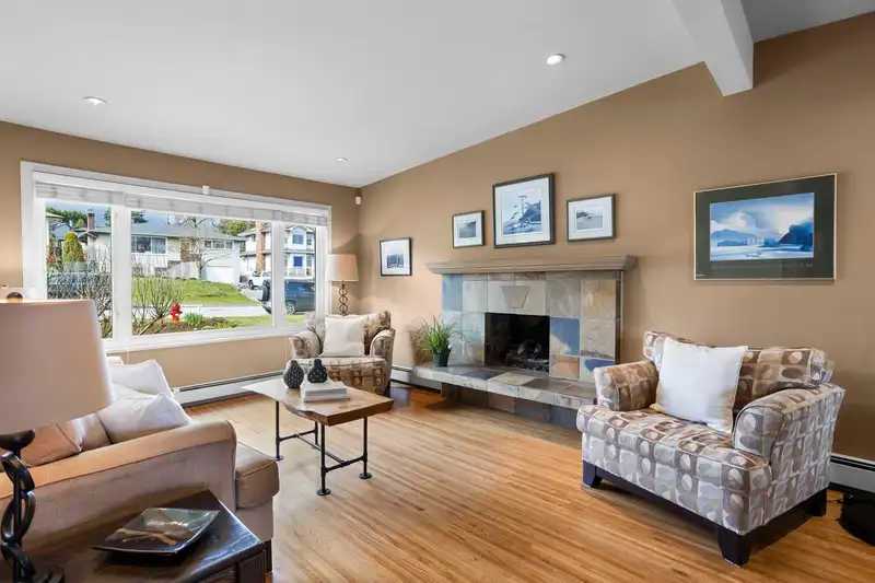 831 WHITCHURCH STREET - photo 3 of 40