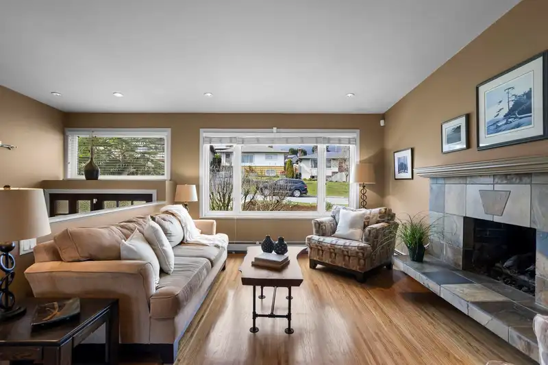 831 WHITCHURCH STREET - photo 4 of 40