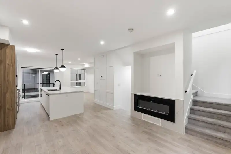 27 13895 64 AVENUE - photo 3 of 36