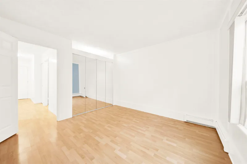 202 8707 HUDSON STREET - photo 4 of 21