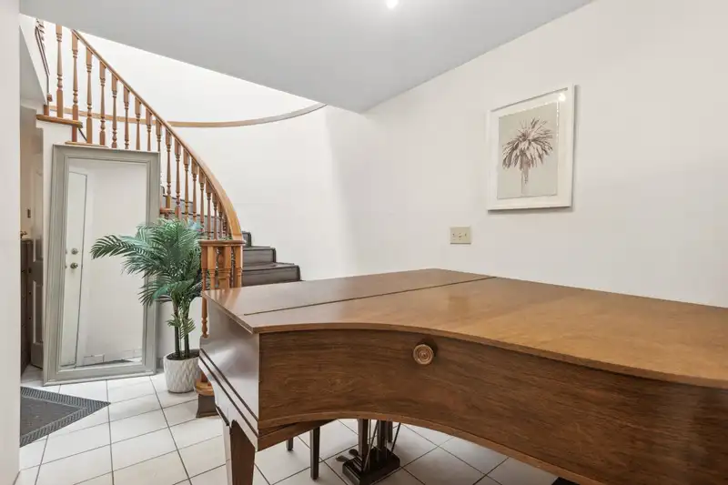 21 E KING EDWARD AVENUE - photo 3 of 40