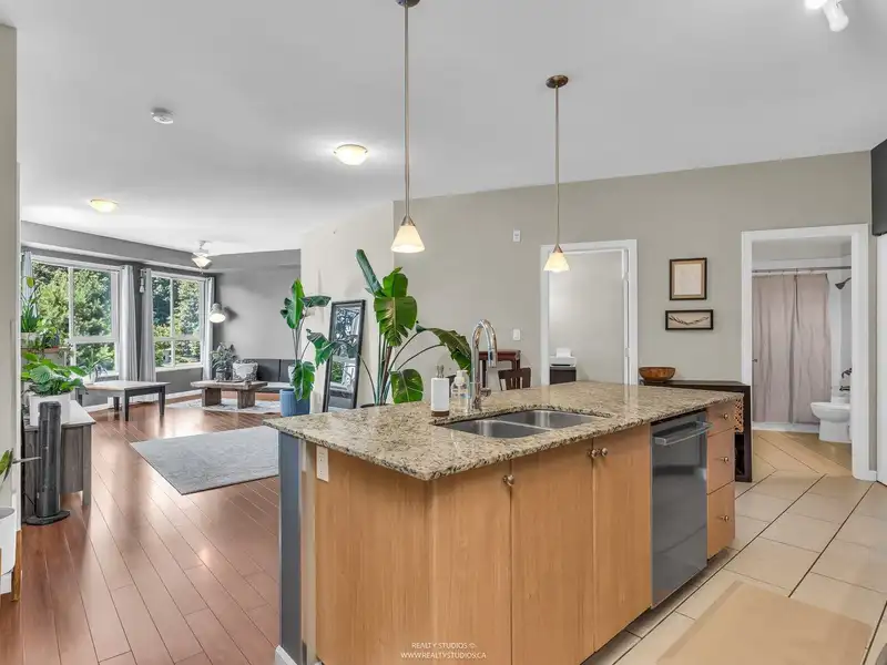 402 285 ROSS DRIVE - photo 3 of 27