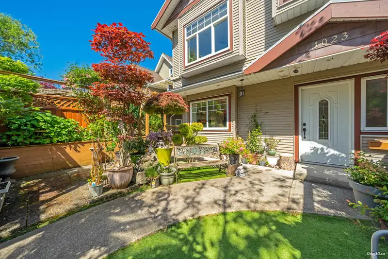 1023 E 8TH AVENUE - photo 4 of 36
