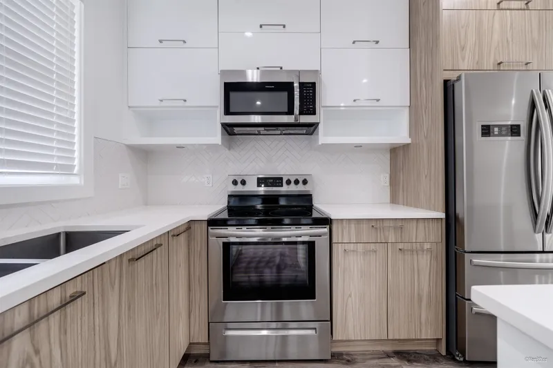 102 3423 ROXTON AVENUE - photo 1 of 20