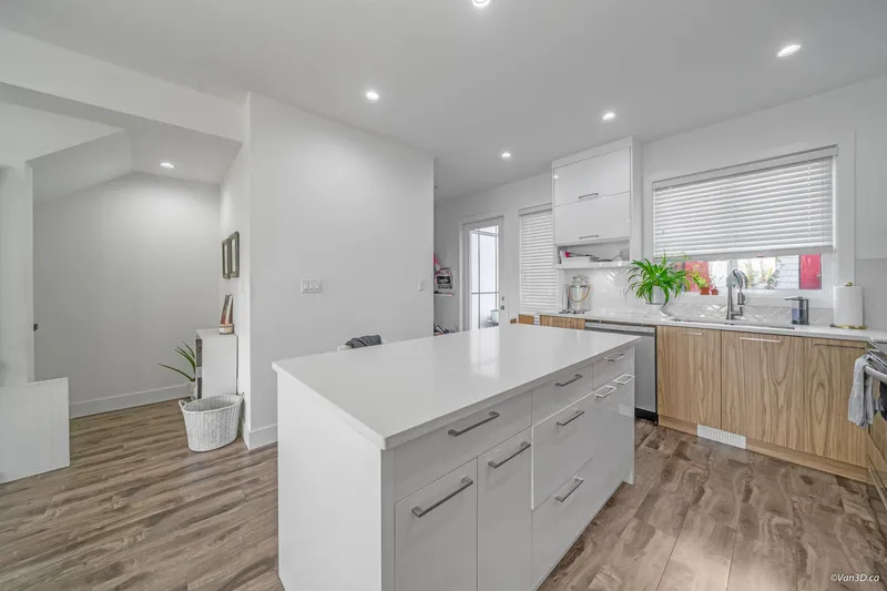 102 3423 ROXTON AVENUE - photo 3 of 20