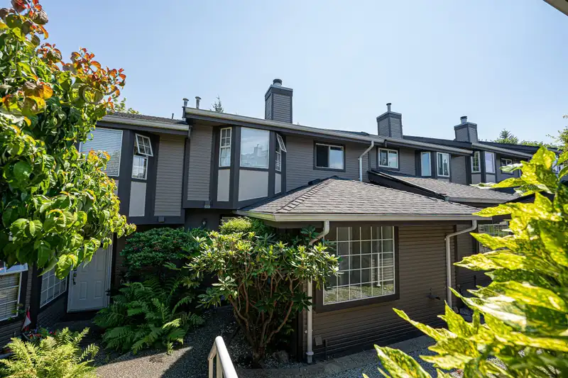 180 1140 CASTLE CRESCENT - photo 1 of 34