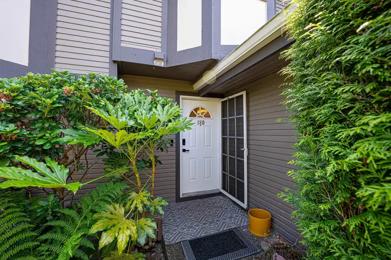 180 1140 CASTLE CRESCENT - photo 3 of 34
