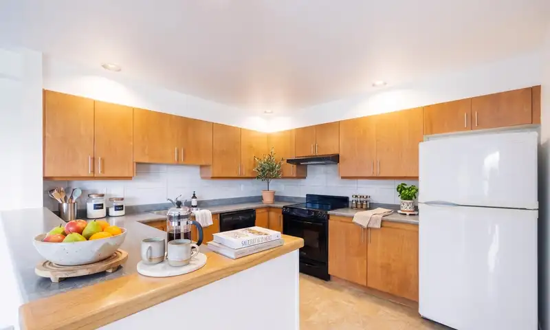 1206 33 CHESTERFIELD PLACE - photo 4 of 39