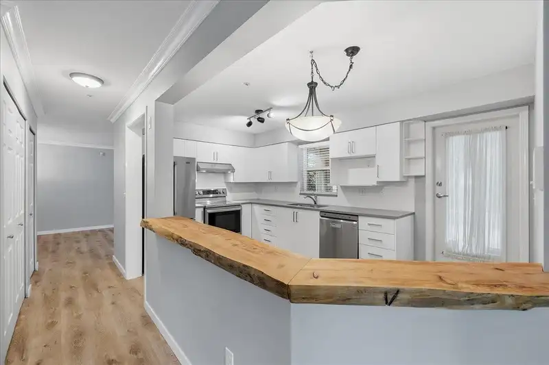 105 5556 14 AVENUE - photo 2 of 40
