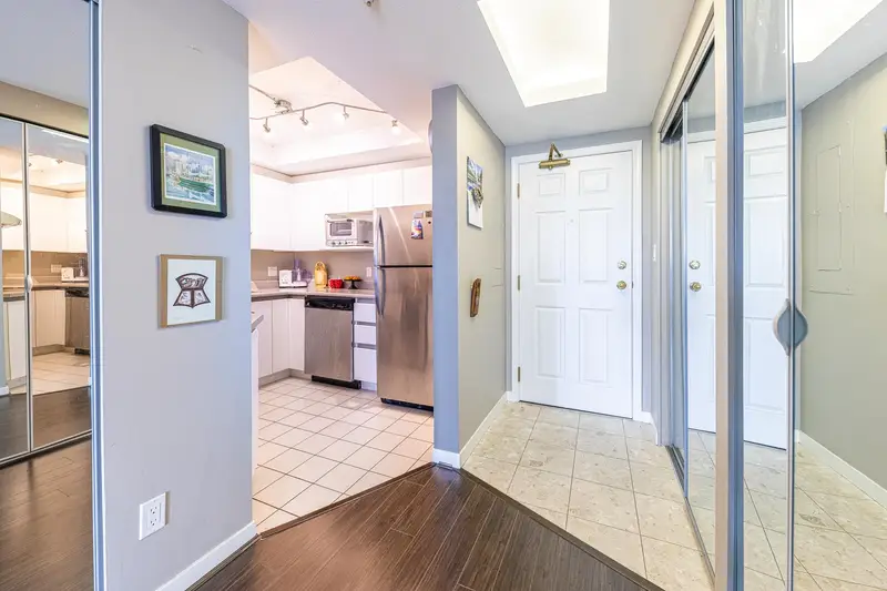 702 13383 108 AVENUE - photo 2 of 25