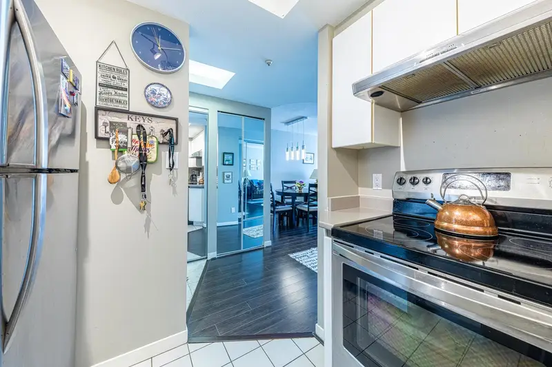 702 13383 108 AVENUE - photo 4 of 25