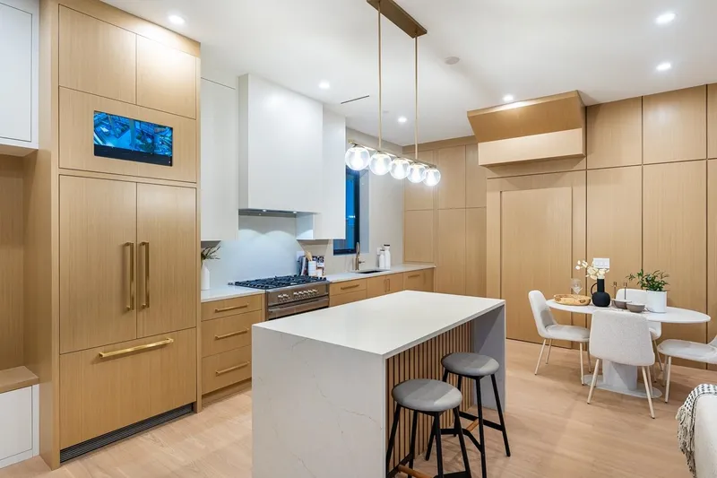 487 E 31 AVENUE - photo 4 of 21