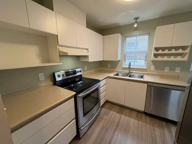 203 2990 PRINCESS CRESCENT - photo 2 of 21