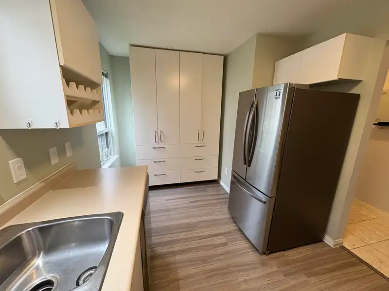 203 2990 PRINCESS CRESCENT - photo 4 of 21