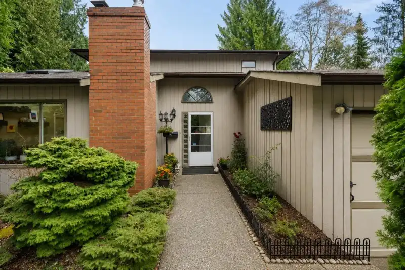 20185 GRADE CRESCENT - photo 1 of 36
