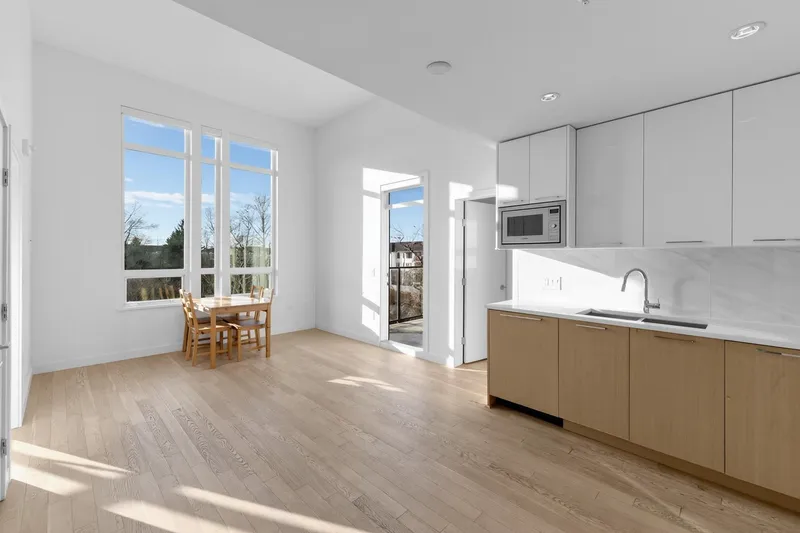 426 4033 MAY DRIVE - photo 2 of 25