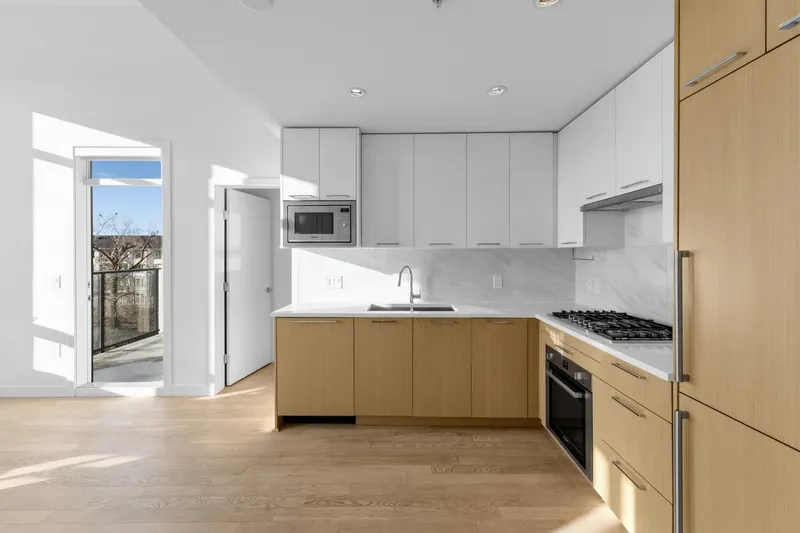 426 4033 MAY DRIVE - photo 3 of 25