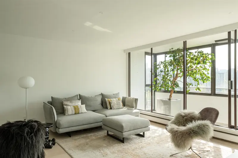 1806 1725 PENDRELL STREET - photo 2 of 11