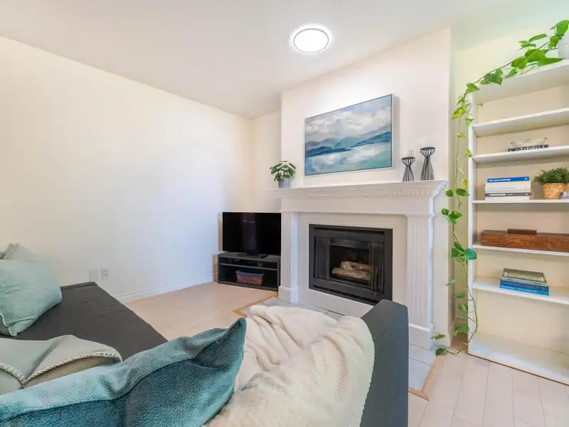 316 1890 W 6TH AVENUE - photo 3 of 21