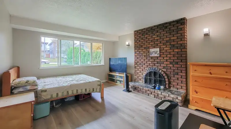 3279 E 24TH AVENUE - photo 4 of 33