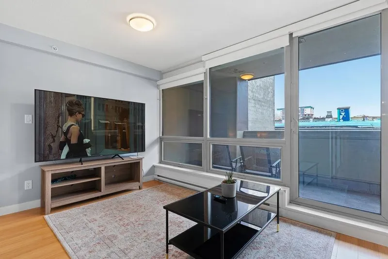 406 718 MAIN STREET - photo 2 of 25